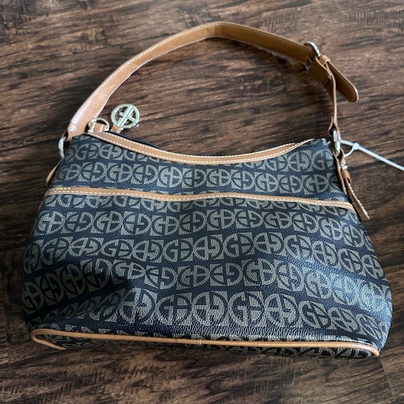 Giani Bernini Beige and Black Handbag - Picture 5 of 8